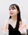 　インタビューに答える鈴木愛美