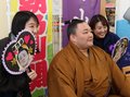 朝乃山「富山の応援が力に」　アイシン軽金属（射水）社員が熱烈歓迎