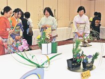 華やかに新年彩る　池坊富山支部が初生け会