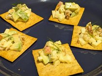 クリスマスカラーで華やかに♪アボカドとりんごのマヨネーズ和え【休日のレシピ(129)】