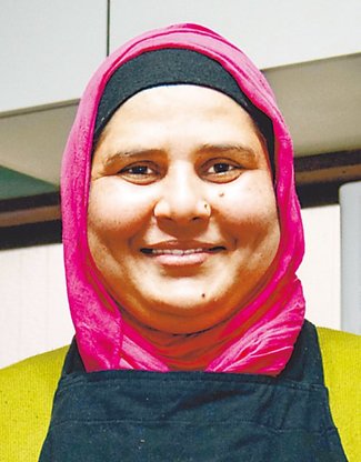 けさの人<br />レストランでは食べられないインド家庭料理を教えるサナズ・カトゥーンさん