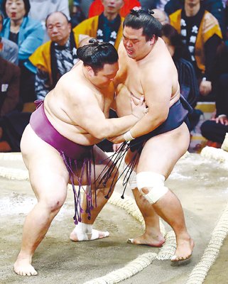 朝乃山、万全の寄り　九州場所４日目