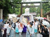射水神社から二上射水神社に向けて進み始める御神幸。中央は新たに造った「御鳳輦」＝高岡古城公園