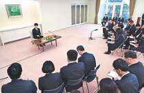 資料持たず３０分「緊張」　悠仁さま成年迎え会見、天皇像から家族まで