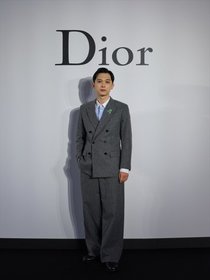 吉沢亮、「僕の好みです」“ディオール”着こなし登場　心満たされる時間は「結局お芝居しているとき」