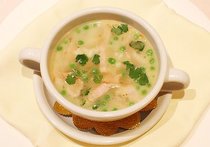 グリーンピースと米とベーコンのスープ