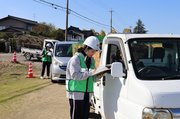 次々と訪れる人に地区名を確認する砺波高校生