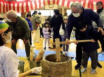 みんなでぺったんこ　黒部・宇奈月でもちつき大会