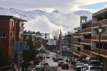 スイス火災「観光客離れ」懸念