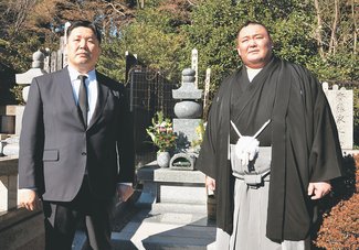 「前に出ろ」の教えしのぶ　朝乃山、先代師匠墓参り