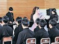 歌と音楽で閉校惜しむ　三成中（富山）、卒業生の歌手招く