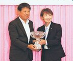総合優勝の室原さん（左）に寛仁親王記念杯を贈る森口プロ