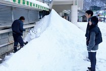 断続的に雪、猪谷で１６センチ　４日の県内