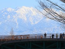 立山くっきり浮かび上がる　２１日の県内 心地よい陽気　４月並みの気温