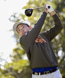 鈴木が首位、蝉川は２打差の３位