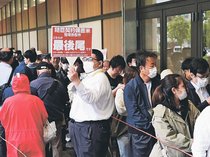 安価なコメ争奪戦　備蓄米の店頭販売開始、朝から行列