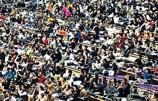 地元力士に歓声大きく　大相撲九州場所