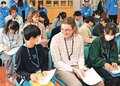 英会話の楽しさ実感　富山・老田小児童、富山大留学生と交流