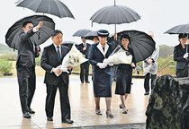 両陛下、雨の硫黄島で平和願う　追悼訪問始まる