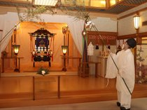 雪舞う中、初詣に備えすす払い　高岡・射水神社
