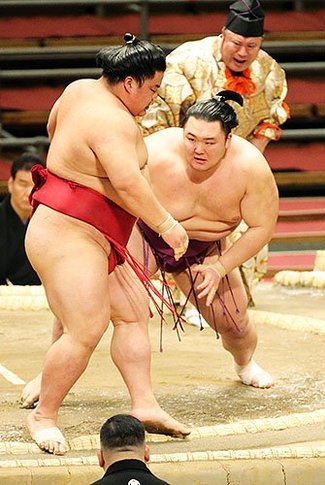 朝乃山 大栄翔破り３連勝　春場所３日目