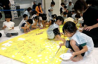創作の楽しさ実感、園児が昆虫や草花描く　越中アートフェスタ