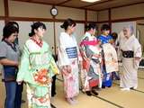 学生に着付けを行う藤岡敦子礼法きもの学院のメンバー