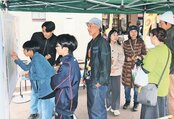 来場者と学生が交流した「細入まつり」の会場＝富山市細入中核型地区センター