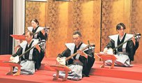 幕開けで優美な音色を響かせる出町三味線教室のメンバー＝出町子供歌舞伎曳山会館
