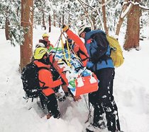 雪山遭難 救助迅速に　砺波地域消防組合、南砺で隊員が手順確認