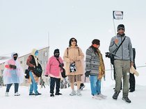 銀世界「ビューティフル」　アルペンルート全線開通、訪日客が雪の回廊満喫