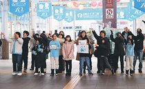 歌・踊り交え募金活動　高岡でＮＰＯ「大空へ飛べ」、輪島の中学などへ寄付