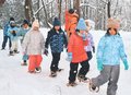 冬のねいの里、かんじき履いて散策楽しむ　富山・音川小児童
