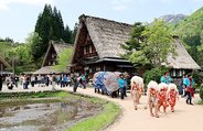集落を回る五箇山獅子舞保存会