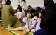 おいしそうに餅を頬張る子どもたち