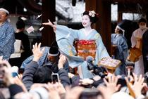 １年の幸福願い舞妓ら豆まき