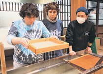 五箇山和紙作品に挑戦　ブラジル人アーティスト、南砺で職人と共同制作