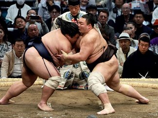 朝乃山落ち着いて連勝　大相撲春場所１０日目