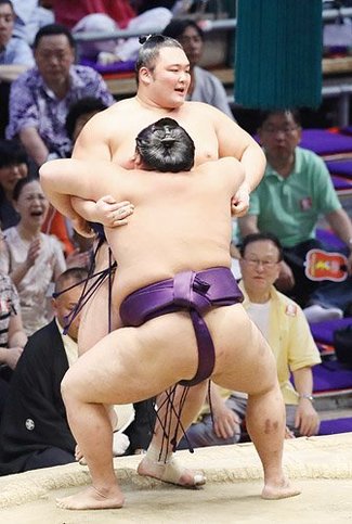 朝乃山、十両優勝ならず　ともえ戦で大奄美に敗れる
