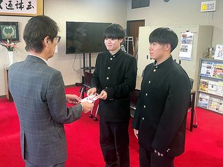 被災地支援や防災対策に役立てて　滑川高の模擬会社「滑商」と取引先企業、市に寄付