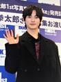 手を振る前田拳太郎=東京都新宿区