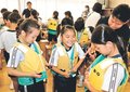 水辺の事故防ぎ遊ぼう　高岡・博労小でライフセーバーが指導、児童ら救命胴衣着用体験