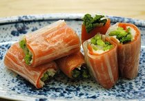 スモークサーモンと菜の花の生春巻き