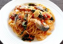 秋サバと春菊のトマトソースパスタ