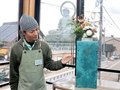 高岡銅器の魅力発信　大仏そばのカフェ、鋳物の花鉢展示