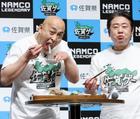 イカに舌鼓を打つ「錦鯉」の長谷川雅紀(左)と渡辺隆=東京都渋谷区