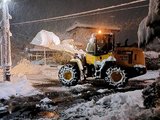 住宅街の除雪に追われる＝５日午前５時半、富山市本郷町