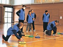 てくてく風土記<br />砺波市高波地区（４）高波カローリングクラブ／青のベストで一体感