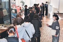 ＜現代写会　衆院選＞<br />期日前投票に列