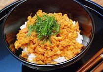 秋ザケのカレー味のそぼろ丼